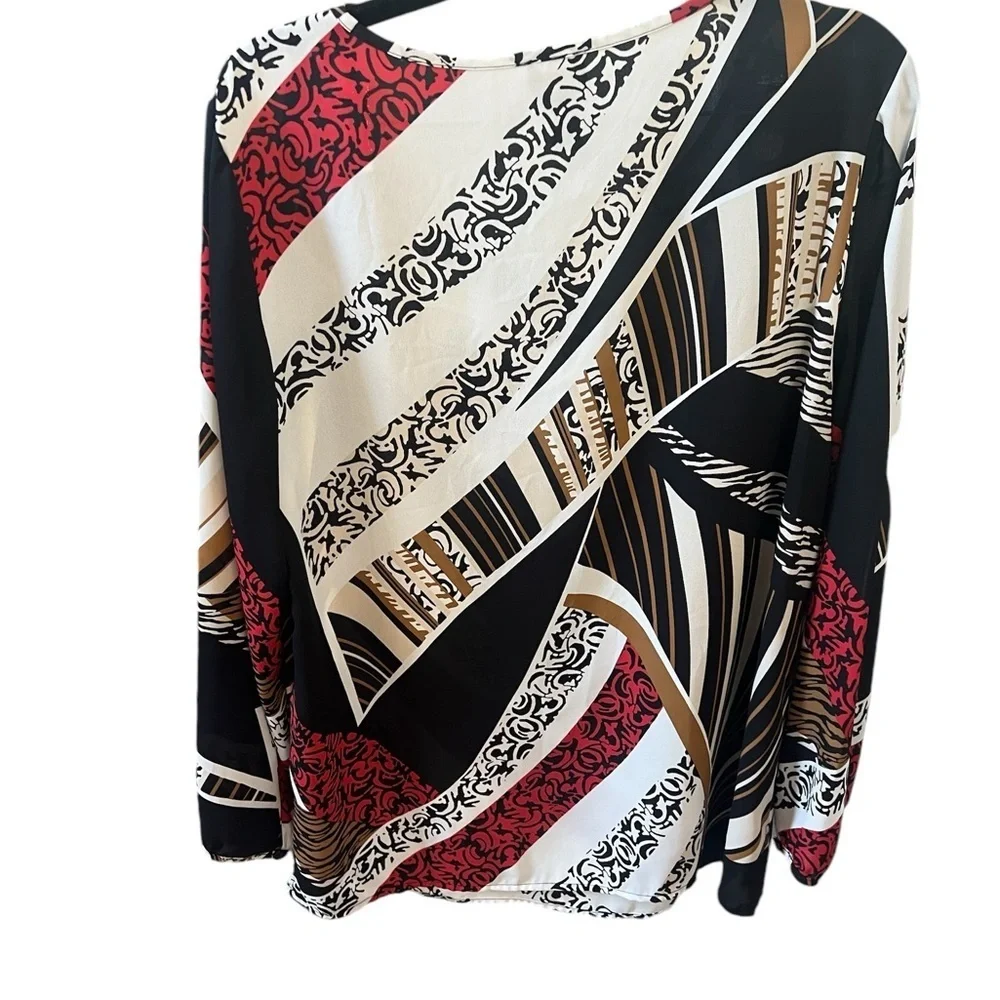 Chicos Size 1 Pull On Blouse in Stained glass pattern